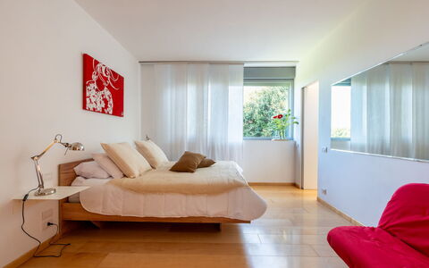 Stordita: Bed, Furniture, Bedroom, Interior Design, Floor, Bedding, Wall, Flooring, Bed Sheet, Textile