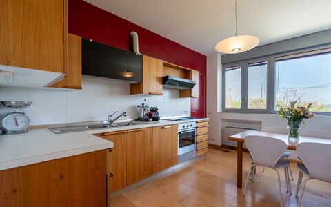 Stordita: Kitchen, Interior Design, Flooring, Countertop, Kitchen Appliance, Cabinetry, Wood, Ceiling, Major Appliance, Floor