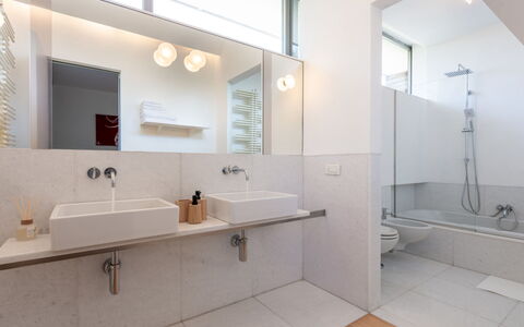 Stordita: Bathroom, Interior Design, Flooring, Plumbing Fixture, Bathroom Sink, Floor, Wall, Sink, Mirror, Ceiling