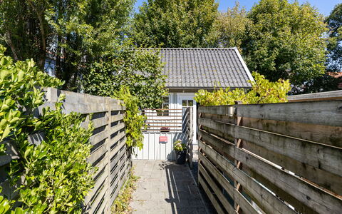 Residence Domburg: Shrub, Garden, Home, Fence, Backyard, Siding, Shade, Home Fencing, Landscaping, Yard