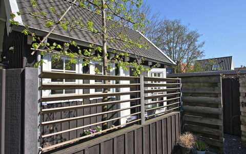 Residence Domburg: Wood, Fence, Composite Material, Siding, Home Fencing, Metal, Gate, Hardwood, Balcony, Plank