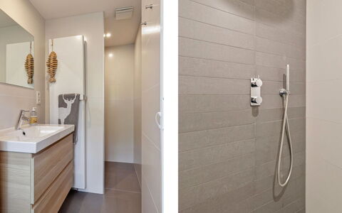 Residence Domburg: Flooring, Wall, Floor, Interior Design, Plumbing Fixture, Bathroom, Wood, Toilet, Bathroom Cabinet, Plumbing