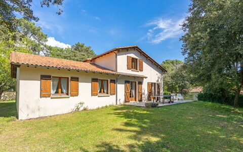 Les 2 Plages: Building, House, Home, Residential Area, Cottage, Roof, Rural Area, Door, Land Lot