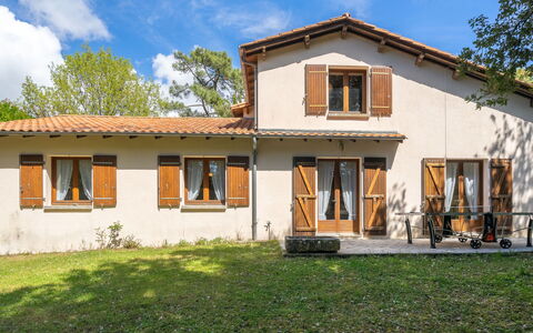 Les 2 Plages: Building, Window, Wood, House, Home, Cottage, Door, Residential Area, Facade, Roof