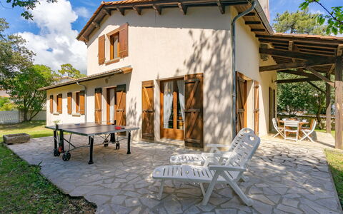 Les 2 Plages: Building, House, Home, Door, Cottage, Residential Area, Porch, Human Settlement, Estate, Farmhouse