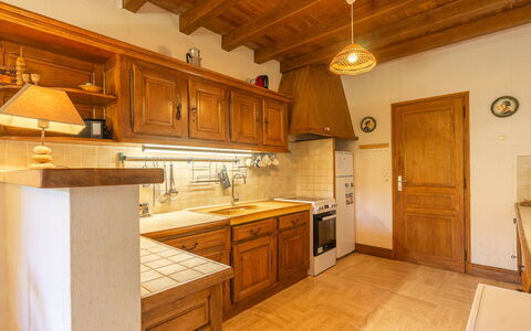 Les 2 Plages: Cabinetry, Furniture, Interior Design, Flooring, Kitchen, Wood, Countertop, Ceiling, Floor, Cupboard