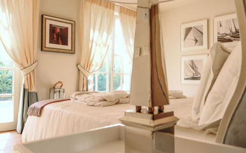 Fordaliso: Furniture, Bed, Interior Design, Bedroom, Floor, Wood, Room, Bedding, Home, Ceiling