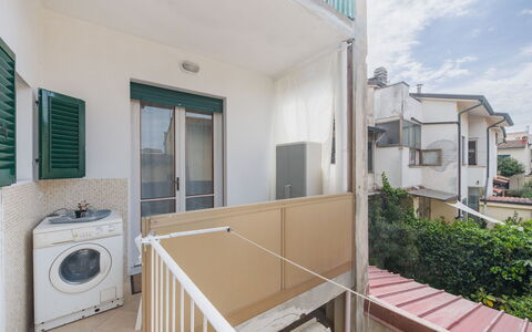 Appartamento la Conchiglia: Floor, Residential Area, Flooring, Home, Apartment, Balcony, Handrail, Daylighting, Aluminium, Houseplant
