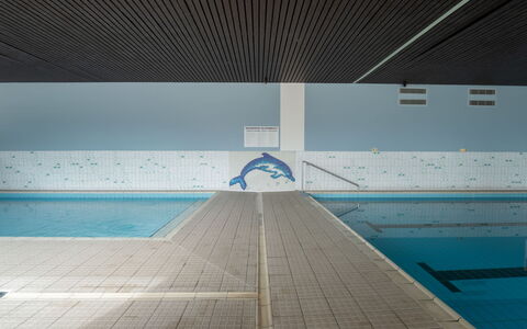 Cosy @ the Beach Studio with Pool: Flooring, Floor, Composite Material, Ceiling, Swimming Pool, Daylighting, Hall, Leisure Centre, Tile