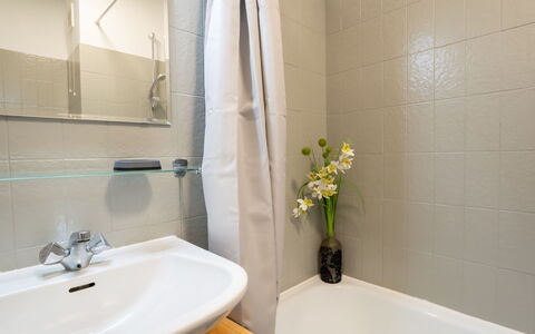 Cosy @ the Beach Studio with Pool: Bathroom, Plumbing Fixture, Wall, Flooring, Bathroom Sink, Interior Design, Sink, Floor, Tap, Plumbing