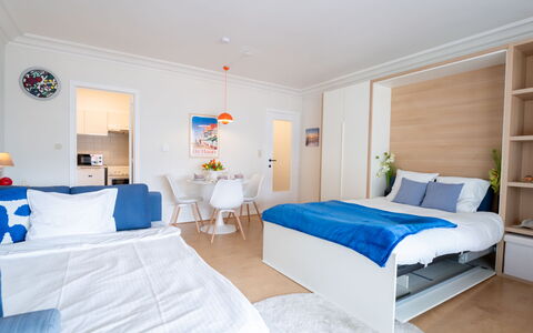 Cosy @ the Beach Studio with Pool: Furniture, Interior Design, Flooring, Floor, Room, Bedroom, Wood, Ceiling, Bed, Textile