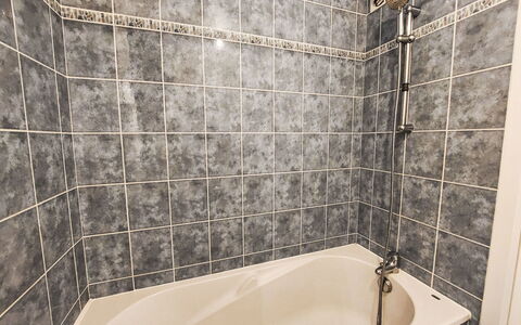 Les Demeures du Parc: Bathroom, Plumbing Fixture, Bathtub, Flooring, Floor, Plumbing, Tile, Composite Material, Shower, Tap