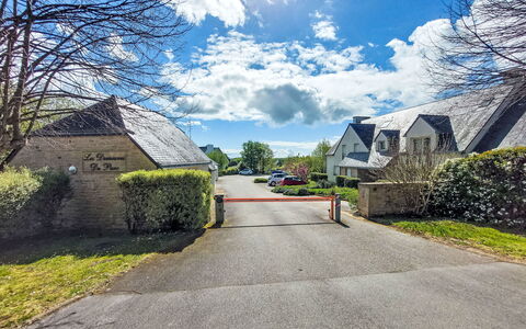 Les Demeures du Parc: Sky, Road Surface, Residential Area, House, Shrub, Asphalt, Home, Roof, Human Settlement, Driveway