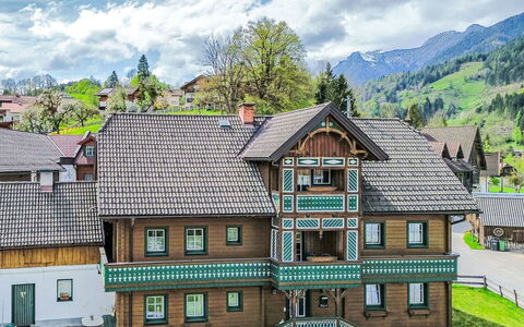Christoph: Building, Window, House, Home, Architecture, Roof, Siding, Cottage, Slope, Balcony