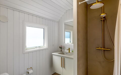 Tilje - 80M from the Sea: Wood, Plumbing Fixture, Flooring, Ceiling, Floor, Bathroom, Plumbing, Toilet, Room, Tap