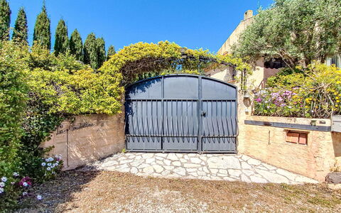 La Coustelline: Wall, Shrub, Gate, Garden, Driveway, Landscaping, Shade, Walkway, Fence
