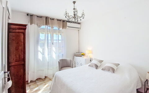 La Coustelline: Furniture, Bed, Bedroom, Interior Design, Bedding, Floor, Bed Sheet, Linens, Flooring, Textile