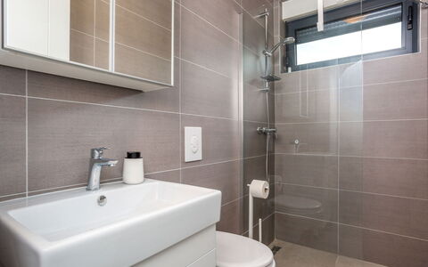 Larus: Bathroom, Plumbing Fixture, Flooring, Interior Design, Floor, Plumbing, Bathroom Sink, Toilet, Sink, Tap