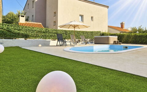 Helen: Grass, Garden, Lawn, Landscaping, Artificial Turf, Yard, Backyard, Shade, Courtyard, Villa