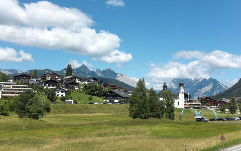Bergnest: Sky, Mountain Range, Hill, Hill Station, Valley, Alps, Summit, Ridge, Village, Massif