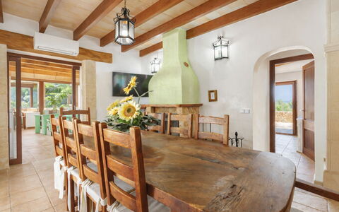Son Bosc: Furniture, Interior Design, Wood, Flooring, Table, Dining Room, Kitchen & Dining Room Table, Ceiling, Floor, Room