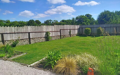 L'Ansnevilla: Grass, Garden, Shrub, Fence, Landscape, Land Lot, Lawn, Backyard, Home Fencing