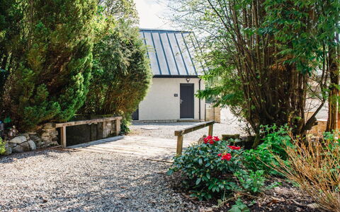 Wayside Loft: Shrub, Home, Cottage, Roof, Garden, Shade, Driveway, Landscaping, Garden Buildings, Siding