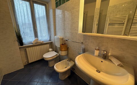 Cottage Wisteria: Flooring, Plumbing Fixture, Floor, Bathroom, Bathroom Sink, Sink, Toilet Seat, Plumbing, Tap, Interior Design