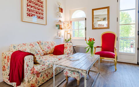 Les Jardins de Cabourg: Furniture, Interior Design, Couch, Wall, Flooring, Living Room, Floor, Room, Table, Home