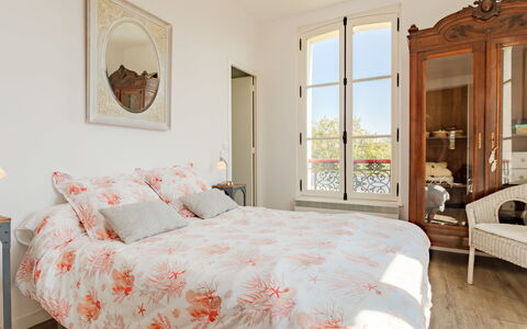 Les Jardins de Cabourg: Furniture, Bed, Interior Design, Bedroom, Wall, Bedding, Bed Sheet, Floor, Wood, Room