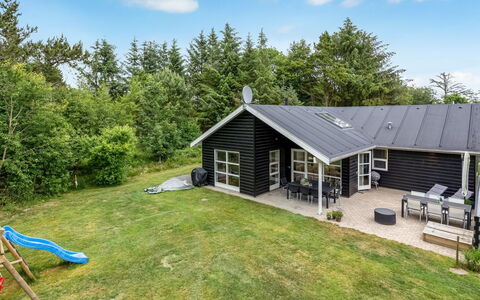 Varpu - 1.5Km from the Sea: Estate, Shade, Driveway, Farmhouse