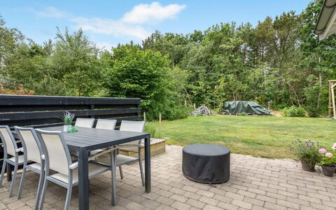 Varpu - 1.5Km from the Sea: Estate, Shade, Driveway, Farmhouse