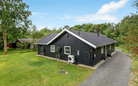 Varpu - 1.5Km from the Sea: Estate, Shade, Driveway, Farmhouse