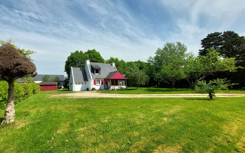 Mer et Campagne: Grass, Tree, Green, Building, House, Home, Landscape, Shrub, Plain