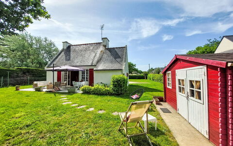 Mer et Campagne: Grass, House, Cottage, Shrub, Roof, Home, Rural Area, Garden, Lawn