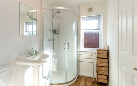 Lodge 3: Wall, Flooring, Interior Design, Floor, Bathroom, Plumbing Fixture, Ceiling, Lighting, Room, Toilet