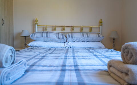 Lodge 5: Bed, Furniture, Bedding, Bedroom, Bed Sheet, Interior Design, Wood, Linens, Floor, Flooring