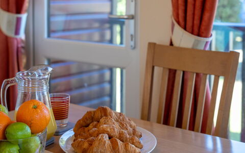 Lodge 5: Tableware, Furniture, Food, Serveware, Interior Design, Dishware, Breakfast, Drinkware, Fruit