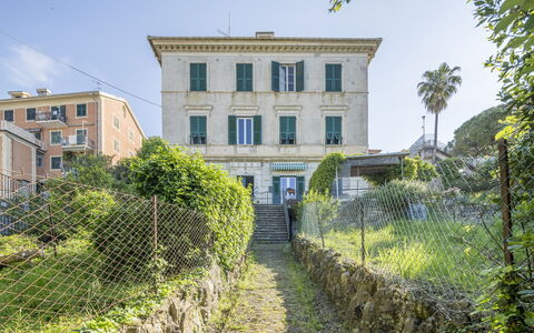 Central Cozy Nest With Parking, Bogliasco: Balcony, Villa