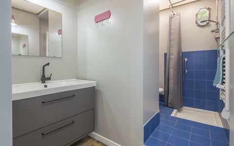 Central Cozy Nest With Parking, Bogliasco: Flooring, Floor, Plumbing Fixture, Wall, Bathroom, Bathroom Cabinet, Bathroom Sink, Interior Design, Sink, Plumbing