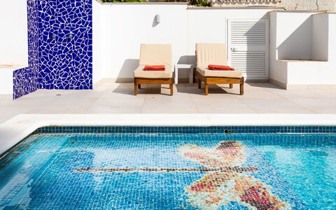 Villa Esperanza: Swimming Pool, Furniture, Outdoor Furniture, Resort, Sunlounger, Leisure, Chair, Tile, Houseplant, Hotel
