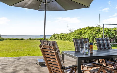Ørn - 5M from the Sea: Estate, Shade, Driveway, Farmhouse