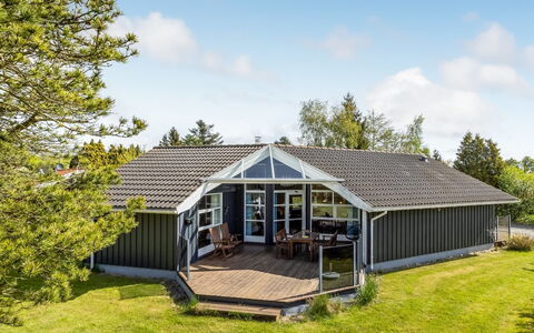 Winona - 250M from the Sea: Vegetation, Shrub, Spring, Cottage, Garden, Shade, Backyard, Yard, Chair