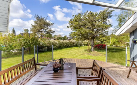 Winona - 250M from the Sea: Vegetation, Shrub, Spring, Cottage, Garden, Shade, Backyard, Yard, Chair