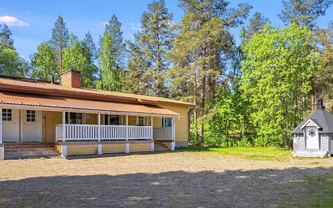 Kelloselkä B: Tree, Wood, House, Cottage, Roof, Home, Rural Area, Land Lot, Estate, Siding