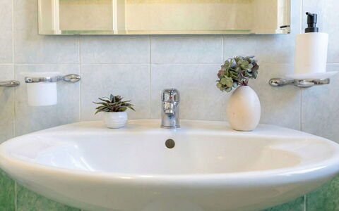Valledoria 671: Bathroom Sink, Sink, Plumbing Fixture, Bathroom, Interior Design, Tap, Plumbing, Porcelain, Mirror, Ceramic