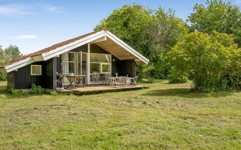Nnykka - 125M from the Sea: Estate, Shade, Driveway, Farmhouse