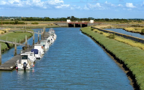 Le Pré Vincent: Water Resources, Water, Waterway, Body Of Water, Channel, Watercourse, Canal, Bank, Boat, Watercraft