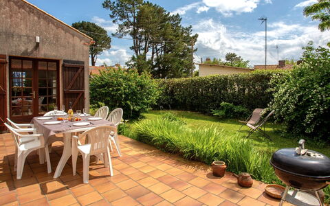 Le Pré Vincent: Garden, Backyard, Outdoor Furniture, Flagstone, Landscaping, Yard, Brick, Flowerpot, Shade