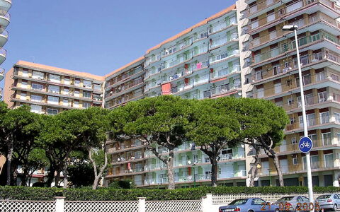 Olivier: Building, Residential Area, Condominium, Metropolitan Area, Neighbourhood, Mixed-Use, Apartment, City, Property, Architecture